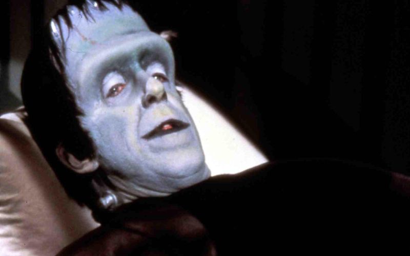 Fred Gwynne kot Herman Munster, televizijski lik, ki je videz Frankensteinove pošasti prenesel tudi v svet komedije in postal ena najbolj prepoznavnih parodij na Karloffovo filmsko podobo.