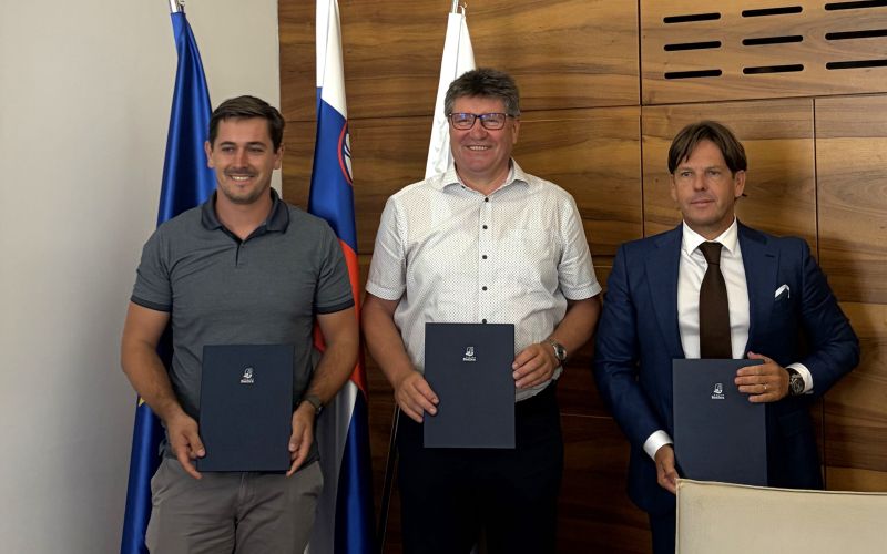 Župan Ivan Molan s predstavnikoma izvajalcev na levi Aleksander Kuhar Pionir gradnje d.o.o. in na desni mag Sergej Murgelj Kostak d.d.jpg