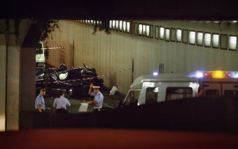 Razbitine mercedesa v predoru Alma po trčenju, v katerem so umrli Diana, Dodi Fayed in voznik Henri Paul. Telesni stražar Trevor Rees-Jones je nesrečo preživel.