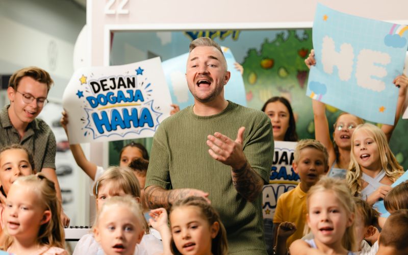 Videospot so posneli v ljubljanskem MiniCityju, kjer se je Dejanu pred kamerami pridružila kopica otrok.
