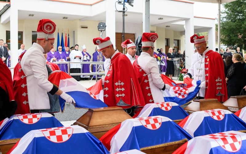 pokop 500 hrvaških žrtev.jpg