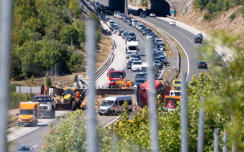 prevrnjen-tovornjak, hrvaska-avtocesta-a1