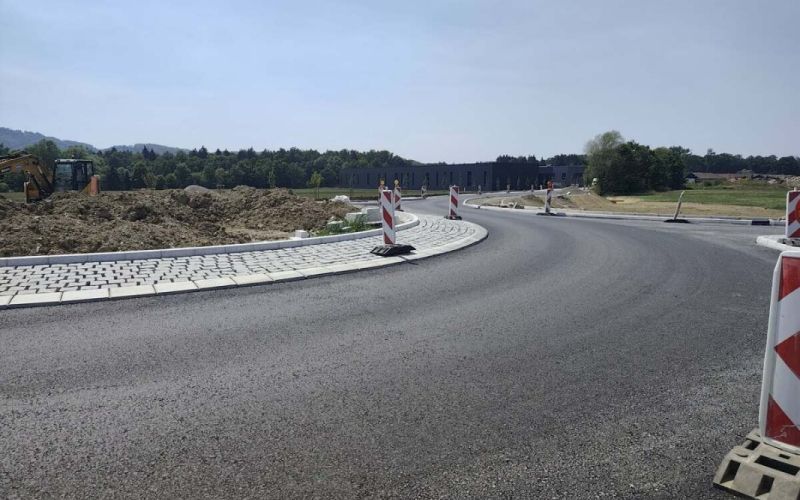 Polovica krožišča s središčnim otokom v Prelesju je bila konec julija narejena, po njem zdaj izmenično enosmerno poteka promet čez gradbišče