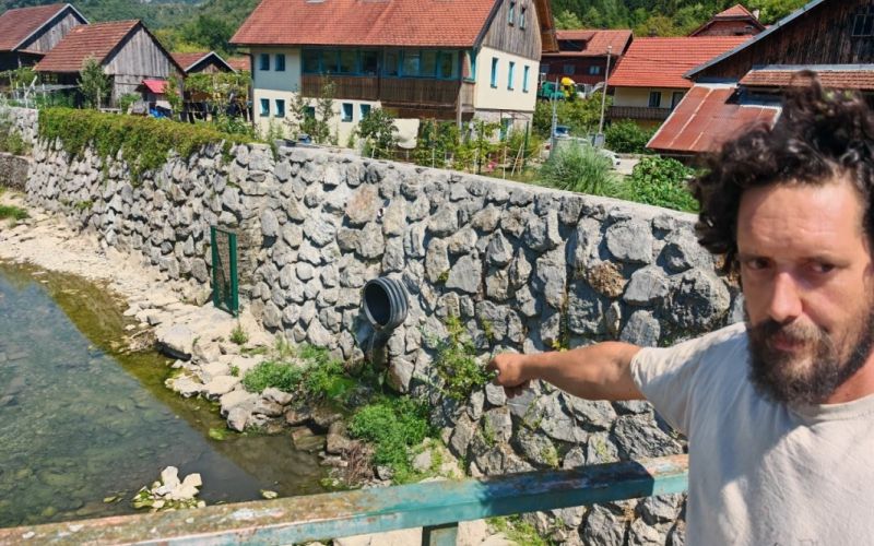 Darko Malnar kaže na izpustno cev in veliki blatni madež pod njo