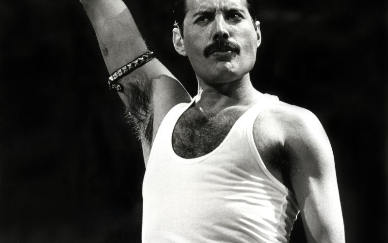 Dvignjena pest, bela majica in Wembley: Freddie Mercury med legendarnim nastopom na Live Aidu leta 1