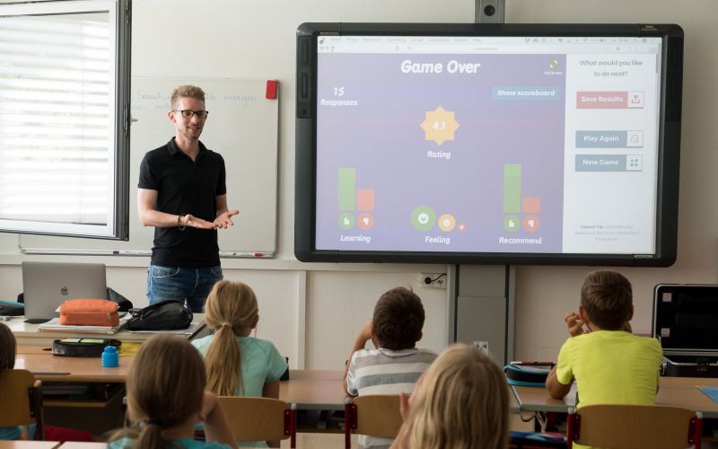 steveriot1-teacher-3765909.jpg
