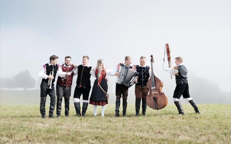 Mladi, a pogumni: Ansambel Miha Trčka osvaja festivalske odre