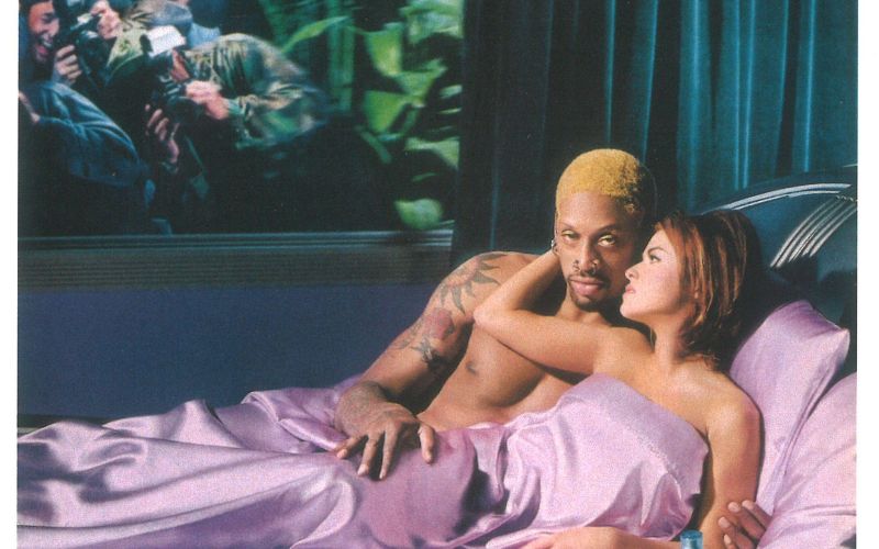 Dennis Rodman in Carmen Electra v oglasni kampanji leta 1999. Njuna nenavadna zakonska zgodba se je začela s poroko v Las Vegasu, že devet dni pozneje pa je Rodman zahteval njeno razveljavitev.