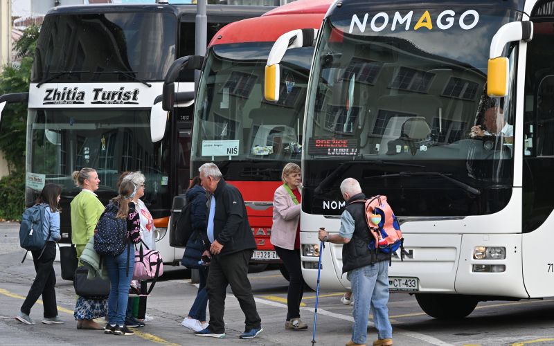 avtobus, potniki, starejši.JPG