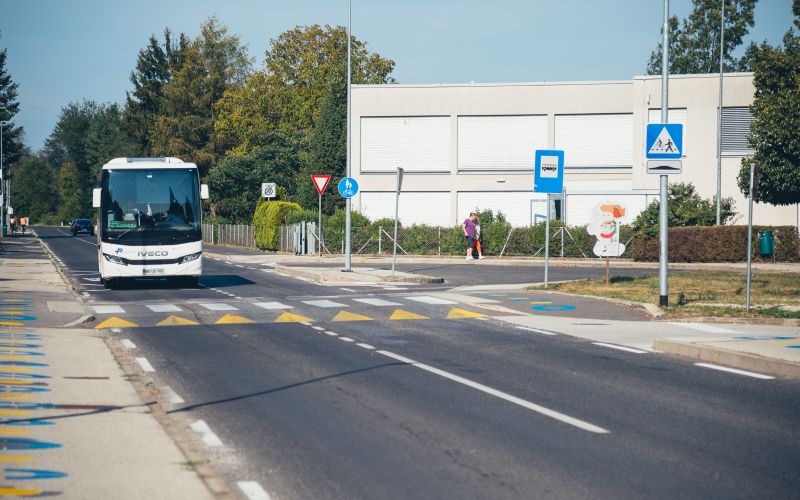 simbolična, avtobusna-postaja-apače