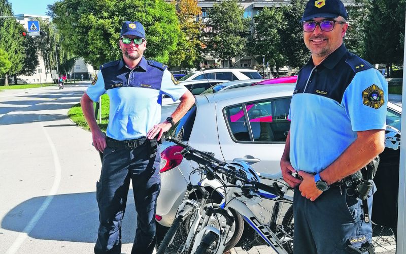 policisti na terenu_092702.jpg