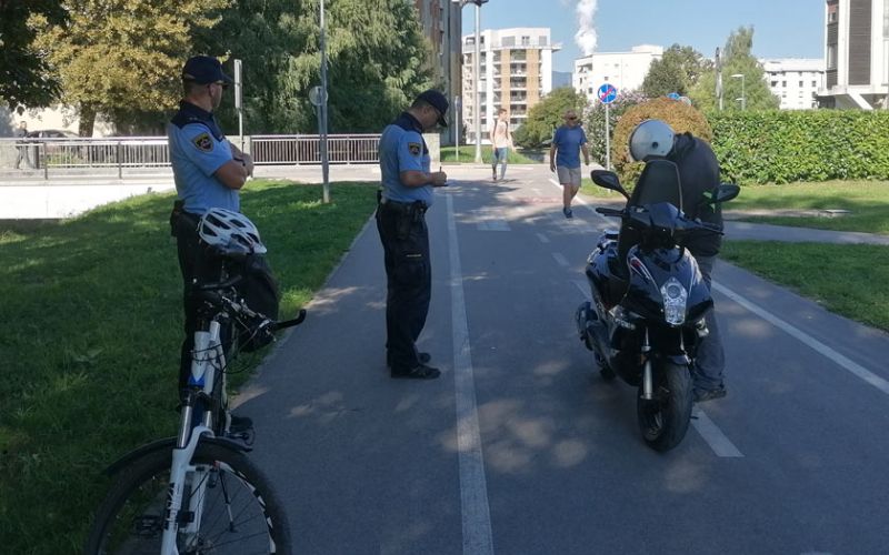 policisti-na-terenu_093541.jpg