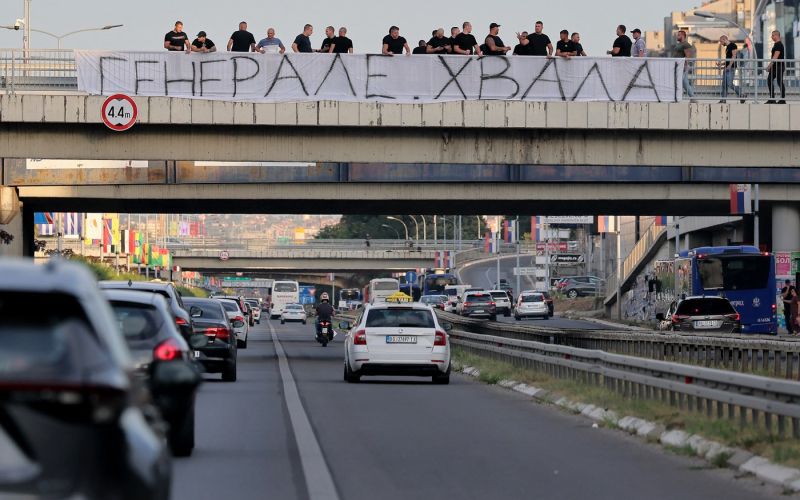 ratko mladić, pristaši, prevoz posmrtnih ostankov.jpg