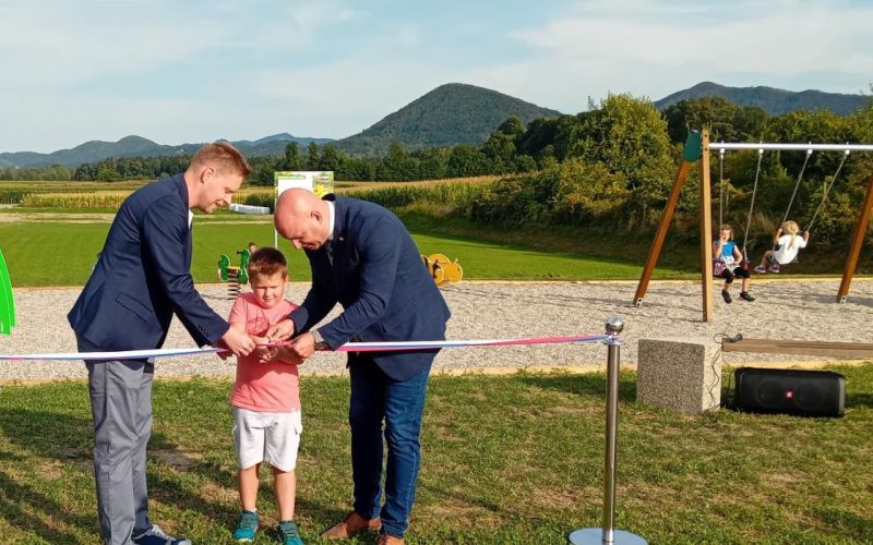 Otvoritev otroškega igrišča v Šeščah.jpg