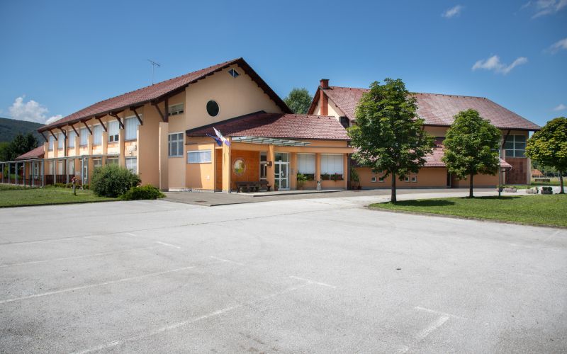 knjiznica-dvor