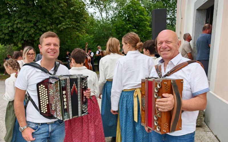Matija in Martin Marinč sta člana Prifarskih muzikantov