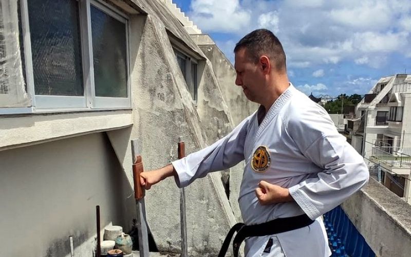 Tradicionalni trening udarcev v makivaro na Okinavi