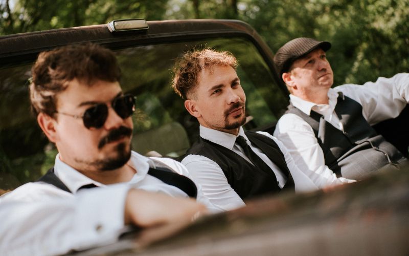 Sodelovanje z Modrijani je Žanovi pesmi dodalo večglasno petje in prepoznaven domači zvok, ki se nepričakovano dobro ujame z bolj vročimi ritmi.