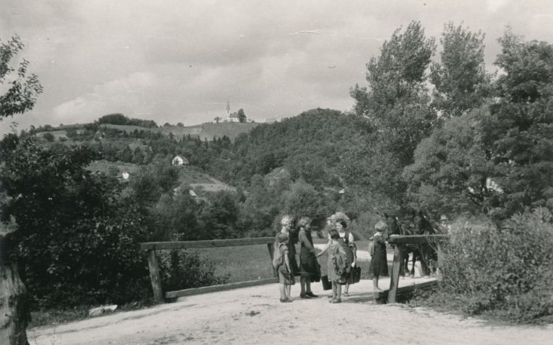 KAMRA_Album_pmc_Martini_93_miklavški_šolarke.jpg