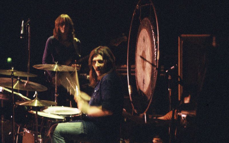 John Bonham za bobni, v ozadju John Paul Jones. Prav njuna naveza je Led Zeppelin dajala trdno ritmi
