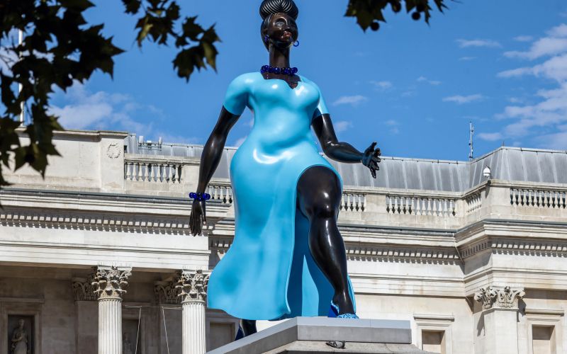 dama-v-modrem, trafalgar-square, tschabalale-self