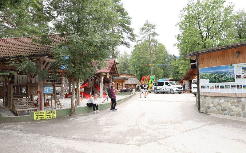 kamp menina.jpg