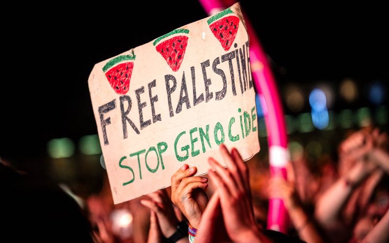 »Free Palestine« – dve besedi, ki sta znova odprli vprašanje, kje se konča politično stališče in začne pritisk na umetnike.