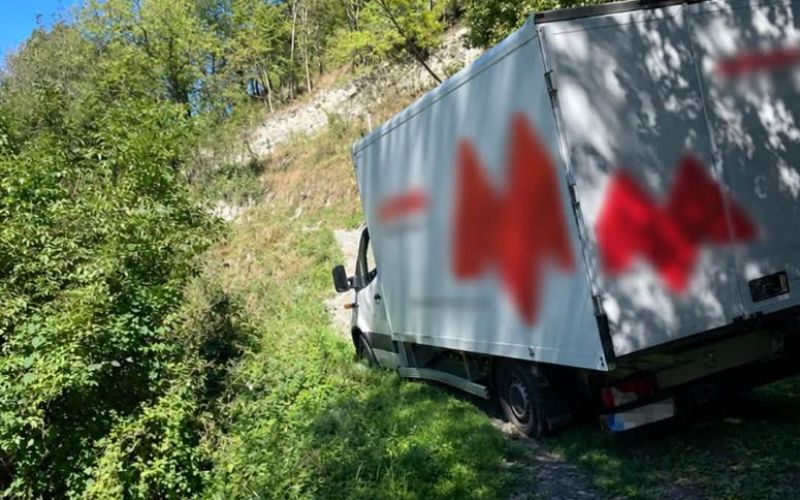 dostavno vozilo, kolovoz, tirolska.jpg