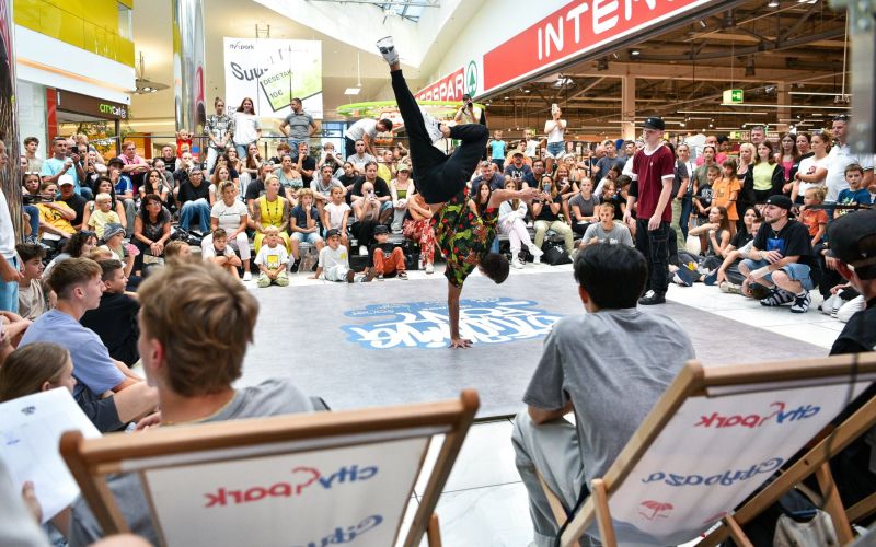 Eden od utrinkov z dogodka Breaking Point v Cityparku - breakdance plesalec v akciji.