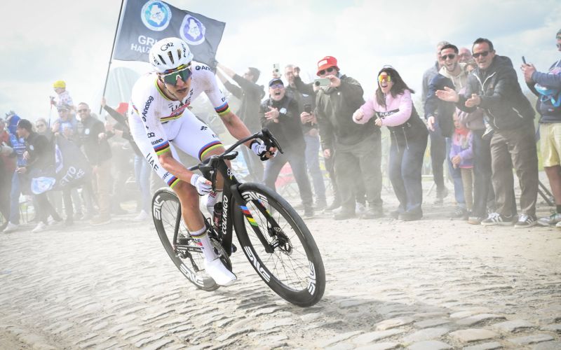 tadej pogacar poaris roubaix 2026.jpg