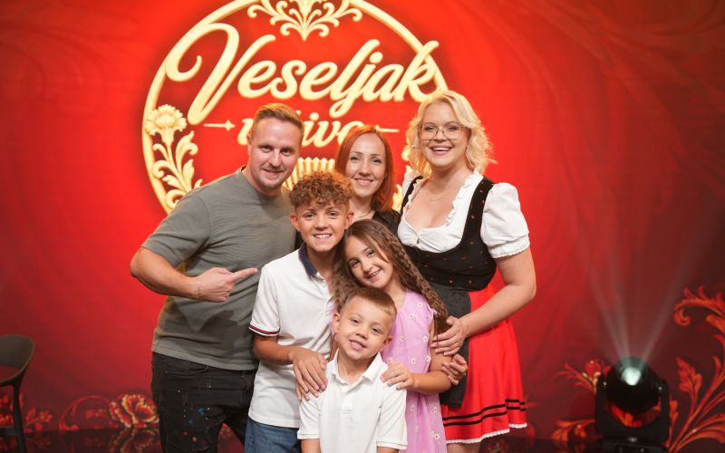 Mladi Nik Lesjak stopa na oder, njegov nastop pa bo ocenila Eva Kovačič