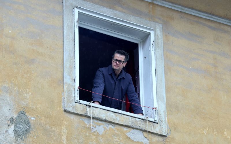 Herman Arh ima nos za zločine, njegov avtor pa očitno tudi za nekoliko skrivnostne kulise.