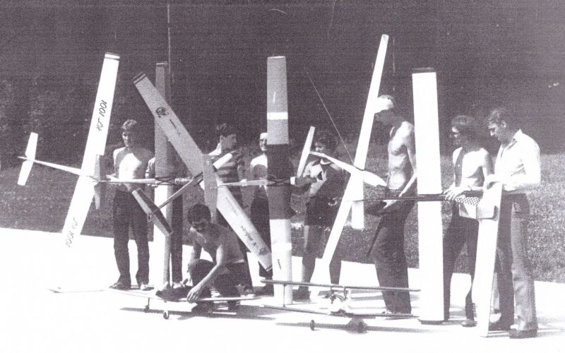 Modelarji-Skupinska-slika-ob-letalski-stezi-1982-2-scaled-1.jpg