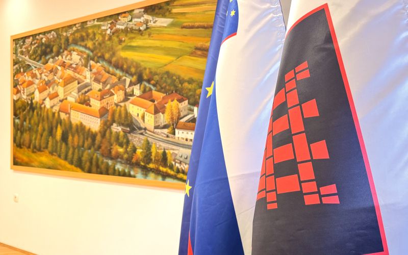 Slika črnomaljske in slovenske zastave iz sejne sobe Občine Črnomelj.jpg