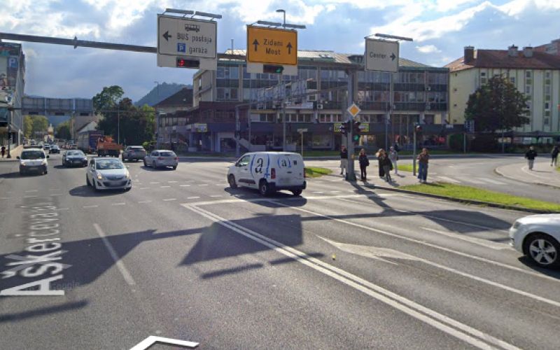 Križišče med Mariborsko cesto in Aškerčevo ulico v Celju.