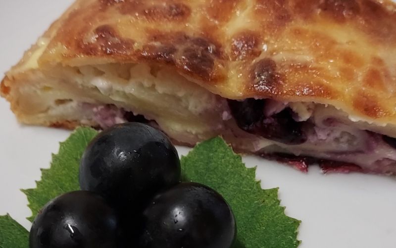 skutna pogača z domačim grozdjem