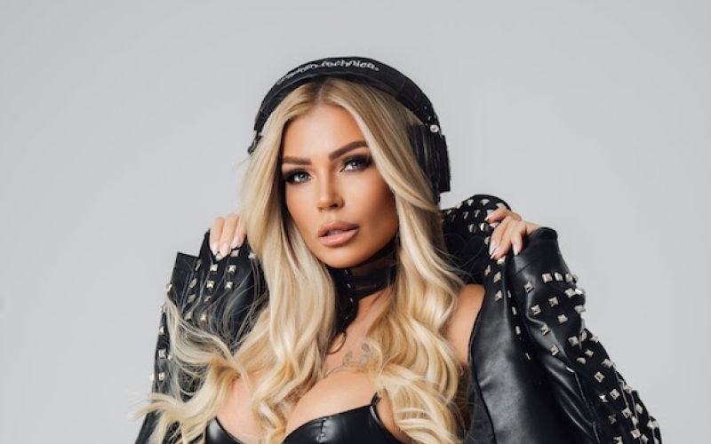 Ksenija Filipič oziroma De Xenia danes odpira novo poglavje kariere: ob nastopih se vse bolj posveča avtorski glasbi in lastni produkciji.