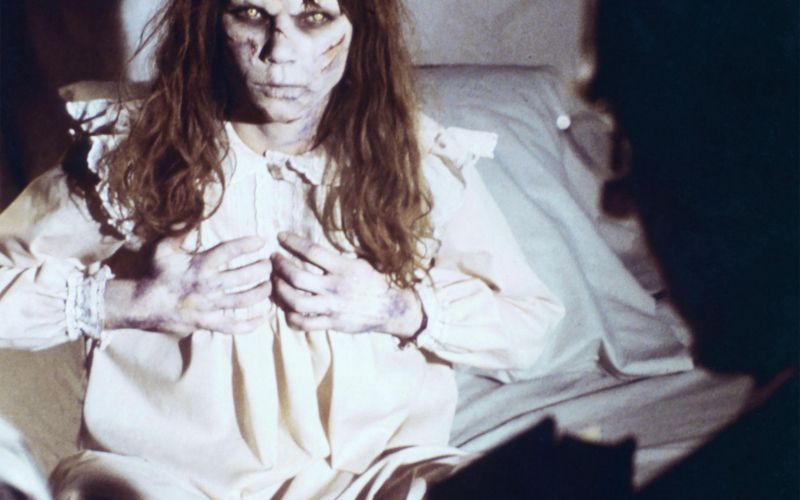 Izganjalec hudiča - Linda Blair kot obsedena Regan MacNeil. Med snemanjem je zagorela kulisa hiše, m