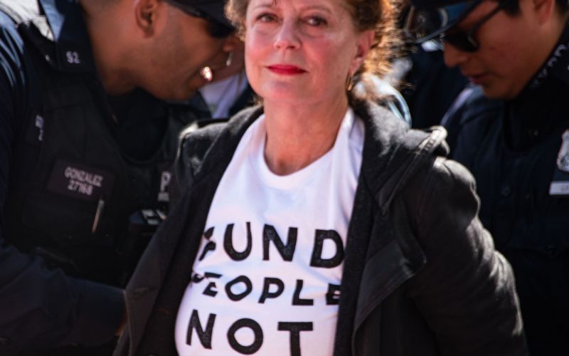 Susan Sarandon med policisti ob aretaciji v New Yorku. Igralka je že desetletja znana po tem, da svoja družbena in politična stališča izraža tudi na protestih.