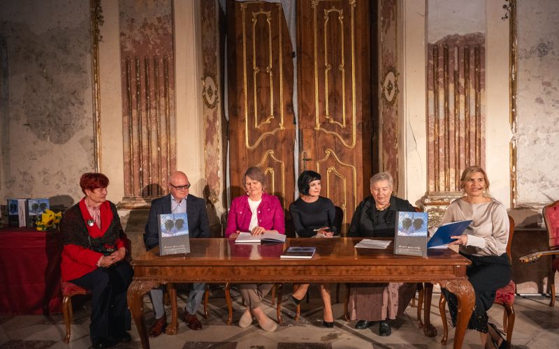 8_Pogovor z ustvarjalci knjige na predstavitvi, Dvorec Novo Celje, 17. 9. 2026.jpg