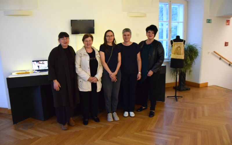 pletarstvo, razstava, pomelaj, med-nitmi-preplet-tradicije-in-sodobnosti