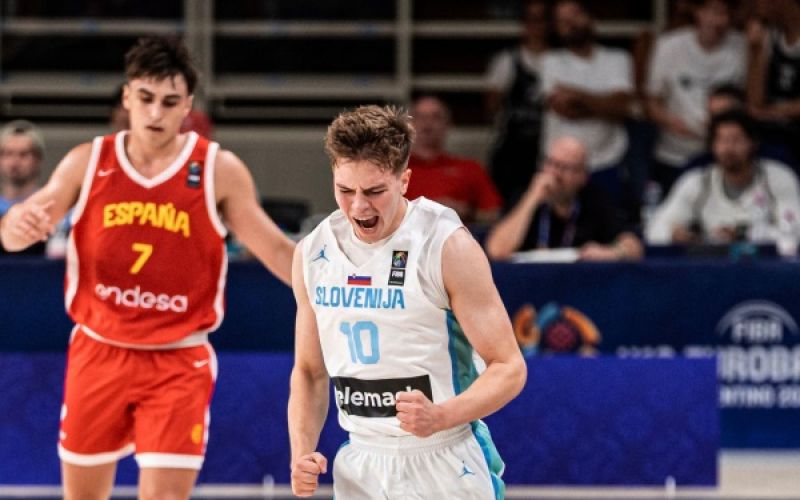 Jazon Krošelj na tekmi EP do 18 let proti Španiji