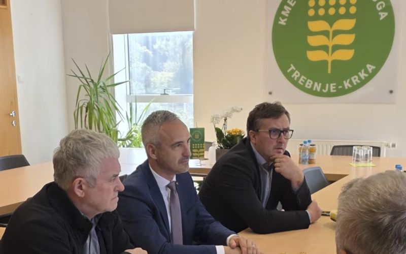 kmetijski-minister-janez-cigler-kralj-ob-obisku-kmetijske-zadruge-trebnje-krka