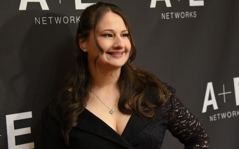 Gypsy Rose Blanchard se je po izpustitvi iz zapora znašla pod silovitim medijskim drobnogledom. Njena življenjska zgodba je že pred tem postala tema dokumentarcev in televizijskih serij.