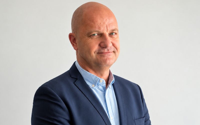 SIMON HOZJAN.png