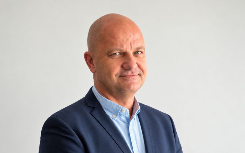 SIMON HOZJAN.png