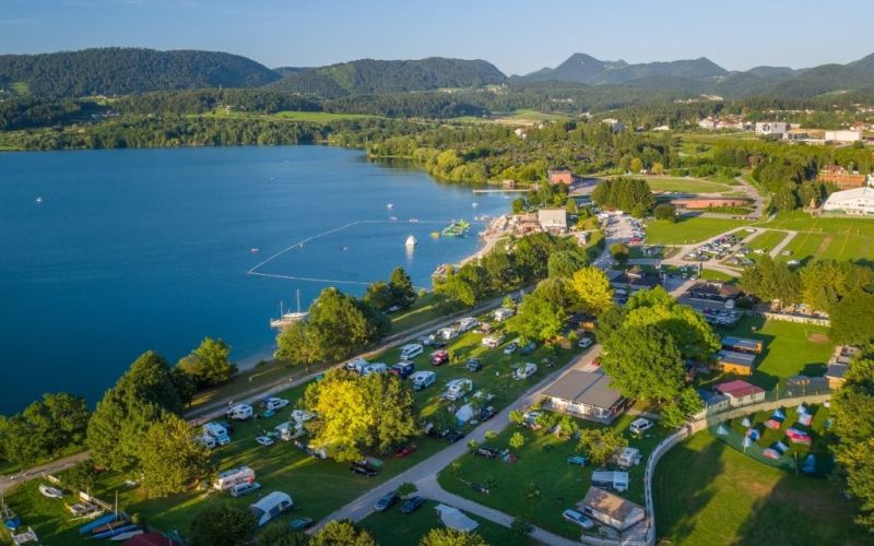 camp plaža jezero poletje.jpg