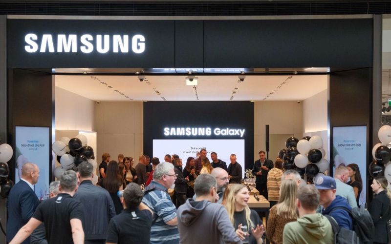 Množica ljudi na otvoritvi nove Samsungove trgovine v ALEJI Foto Janez Štrukelj.jpeg