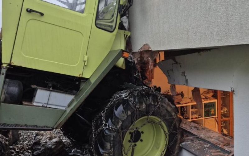 traktor, hiša.jpg