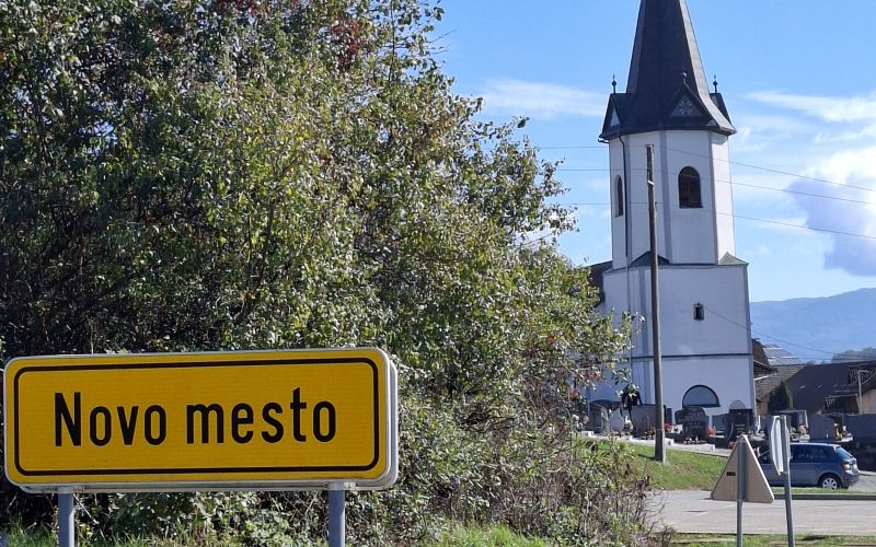 Cerkev sv. Janeza na Dolenjih Kamncah.jpg